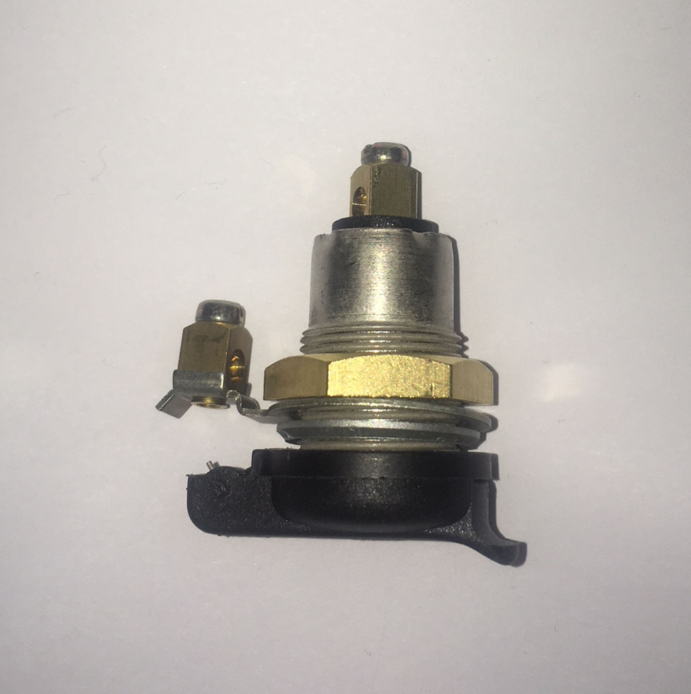 Din Power Socket 18mm Dia | Indespension